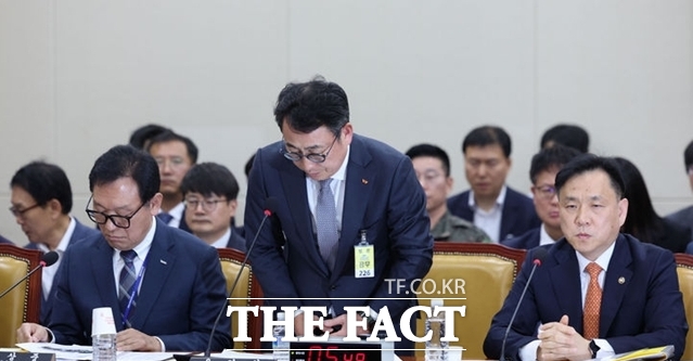 지난달 30일 서울 여의도 국회에서 열린 과학기술정보방송통신위원회 전체회의에서 유영상 SK텔레콤 대표가 최근 유심 해킹사태에 따른 사과를 하고 있다. /뉴시스