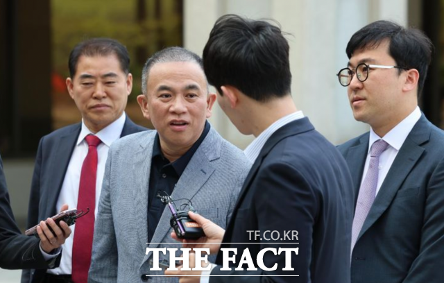 정치 브로커 명태균 씨가 오세훈 서울시장과 만난 증거가 자신의 휴대전화에 있다고 주장했다. 공천개입 의혹 및 여론조사 조작 의혹을 받고 있는 명태균 씨가 30일 오전 서울 서초구 서울고등검찰청으로 조사를 받기 위해 출석하며 취재진 질문에 답하고 있다.