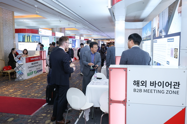한국수력원자력은 지난 29일부터 이틀간 서울 롯데호텔에서 열린 ‘국제원자력산업전’ 행사에서 해외 바이어 초청관을 운영하고 협력 중소기업의 원전 기자재 수출을 위한 판로 개척지원 활동을 펼쳤다고 30일 밝혔다. / 한수원