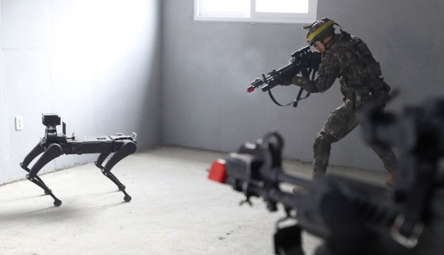산업통상자원부는 민군기술협력사업 2025년도 시행계획을 확정하고 차세대 방산기술 개발을 위해 132개 개발과제에 1134억원을 투자한다고 30일 밝혔다. 사진은 지난달 12일 경기 파주시 무건리 훈련장에 투입된 다족형무인로봇. / 뉴시스