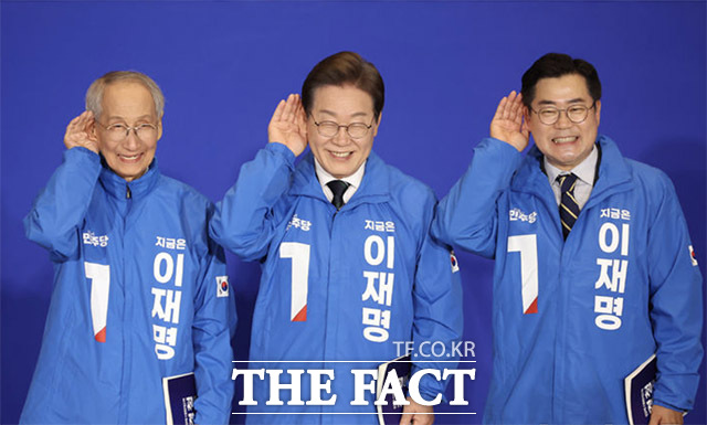 이재명 더불어민주당 대선 후보가 진짜 대한민국이라는 이름으로 출범시킨 선거대책위원회가 폭넓은 인적 구성으로 주목받고 있다. 지난달 30일 서울 여의도 국회 의원회관에서 열린 더불어민주당 제21대 대통령선거 진짜 대한민국 중앙선거대책위원회 출범식에서 이재명 대선 후보와 윤여준, 박찬대 총괄선대위원장이 선거복을 입고 경청노트를 든 채 경청하는 포즈를 취하고 있다. /뉴시스