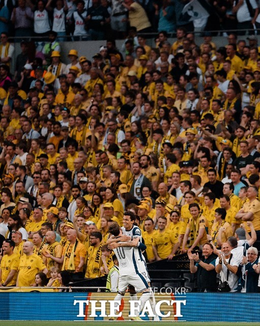 전반 39초 만에 선제골을 터뜨린 토트넘의 브레넌 존슨(오른쪽)과 제임스 매디슨의 감격적 골 세리머니./토트넘