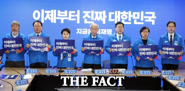 윤여준, 박찬대 더불어민주당 상임 총괄선대위원장을 비롯한 참석자들이 2일 오전 서울 여의도 중앙당사에서 열린 중앙선거대책위원회의에서 구호를 외치고 있다. 왼쪽부터 김동명, 김부겸, 강금실 총괄선대위원장, 윤여준, 박찬대 상임 총괄선대위원장, 정은경, 김경수 총괄선대위원장. /뉴시스