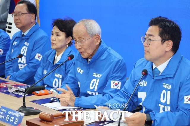 더불어민주당이 조희대 대법원장을 향한 사법쿠데타 프레임을 거듭 부각하며 공세를 이어갔다. 법무부 장관 출신의 강금실 중앙선대위 총괄본부장은 대통령의 헌법상 신분 보장을 강조하며 민주당이 추진 중인 형사소송법 개정안에 대한 국민적 공감을 당부했다. /뉴시스