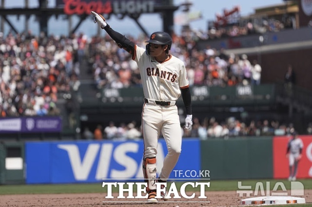 이정후가 4일(한국시간) 콜로라도전서 6회말 1타점 적시타를 때린 뒤 1루에서 덕아웃을 향해 손을 들어 보이고 있다. /샌프란시스코=AP.뉴시스