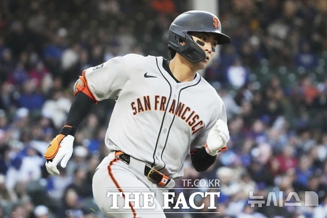 이정후가 6일(한국시간) 시카고 컵스전서 4회초 좌전 안타로 출루하고 있다. /시카고=AP.뉴시스