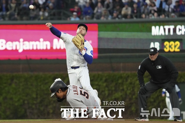 6일(한국시간) 시카고 컵스전서 4회초 좌전 안타로 나간 이정후가 4번 맷 채프먼의 3루 땅볼 때 2루에서 아웃되고 있다. /시카고=AP.뉴시스