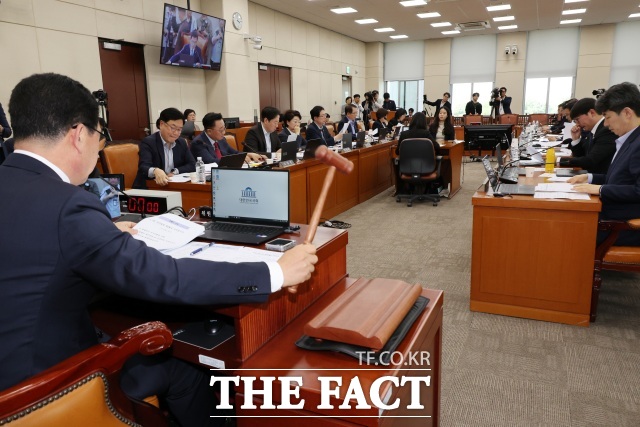 7일 오후 서울 여의도 국회에서 열린 행정안전위원회 전체회의에서 신정훈 위원장이 공직선거법 개정안을 상정하며 의사봉을 두드리고 있다. /뉴시스