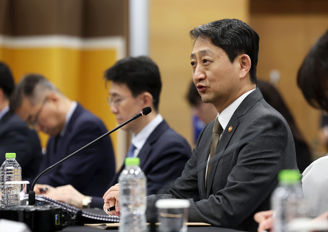 안덕근 산업통상자원부 장관은 7일(현지시각) 체코 프라하 리히텐슈타인궁 골든홀에서 열린 ‘체코 총리 및 한국 산업부장관 연설’에서 대한민국은 체코 원전 사업의 최적의 파트너라고 확신한다고 말했다. 사진은 지난 3월 30일 서울 중구 대한상공회의소에서 열린 한·일 산업통상장관회에 참여한 안 장관(가운데). / 뉴시스