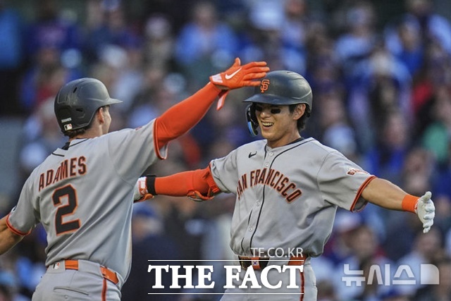 이정후가 7일(한국시간) 시카고 컵스전서 3회초 우월 2점 홈런을 날린 뒤 홈에서 선행 주자 윌리 아다메스의 환영을 받고 있다. /시카고=AP.뉴시스