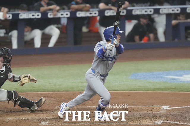 LA 다저스의 김혜성이 7일 마이애미 말린스와 내셔널리그 원정경기에서 5회 초 2사 주자 없는 상화에서 중전안타를 치고 있다./마이애미=AP.뉴시스