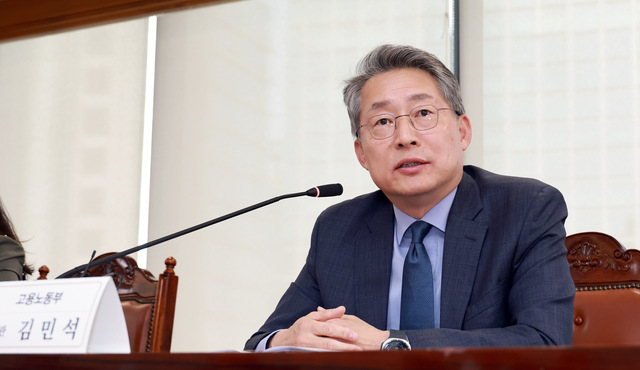 김민석 고용노동부 차관은 7일 정부세종청사에서 열린 출입기자단 간담회에서 주 4.5일제를 일률적으로 도입하기는 쉽지 않고, 많은 부분에서 검토가 필요하다고 말했다. 사진은 지난 2일 서울 중구 은행연합회에서 열린 퇴직연금 활성화를 위한 융자지원 업무협약식에 참여한 김 차관. / 뉴시스