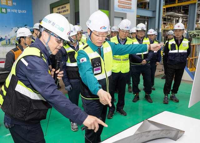 이정복 한국서부발전 사장(가운데)이 지난달 23일 태안발전본부에서 안전 점검을 시행하고 있다. / 서부발전