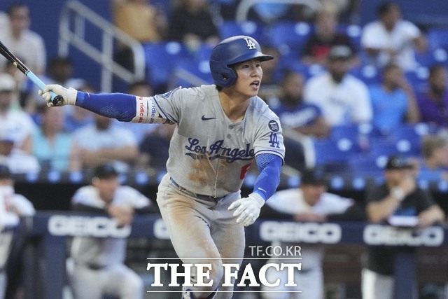 LA 다저스의 김혜성이 8일 마이애미 말린스와 2025 MLB 원정경기에서 8회 초 멀티 히트를 기록하고 있다./마이애미=AP.뉴시스