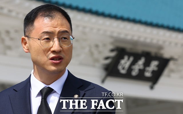 김상욱 국민의힘 의원이 8일 오전 서울 동작구 국립서울현충원 참배 후 탈당 기자회견을 하고 있다. /뉴시스