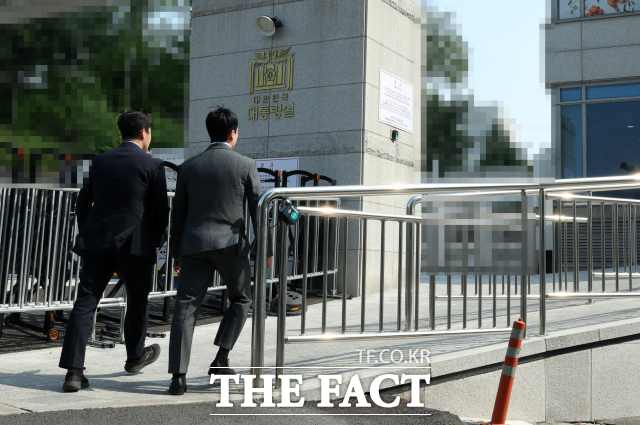 해병대 채모 상병 수사 외압 의혹을 수사하는 고위공직자범죄수사처(공수처)가 대통령실을 대상으로 한 압수수색을 재개했다. 고위공직자범죄수사처(공수처) 관계자들이 해병대 채상병 사망 의혹 사건과 관련 국가안보실과 대통령 비서실을 압수수색 중인 7일 서울 용산 대통령실 청사 민원실 출입구를 드나들고 있다. /뉴시스