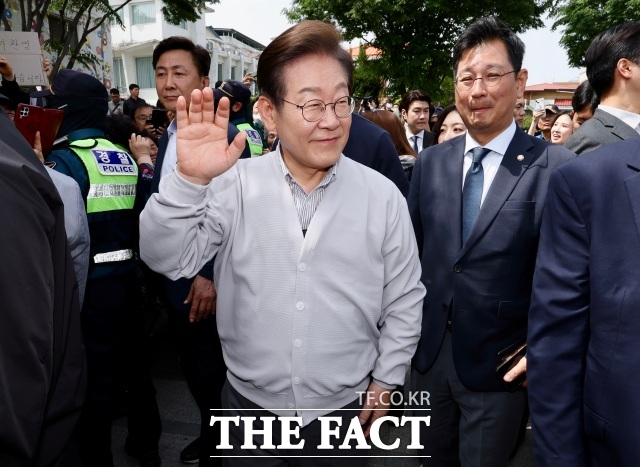 민심을 청취하는 경청 투어에 나선 이재명 더불어민주당 대선후보가 7일 전북 전주시 완산구 풍남문 인근에서 시민들에게 인사하는 모습. /뉴시스