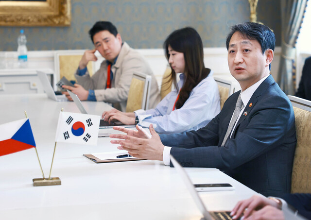 안덕근 산업통상자원부 장관(맨 앞)은 지난 7일(현지시각) 공동취재단과 차담회를 갖고 두코바니 신규원전 사업은 절대 무산되지 않는다며 잠깐 절차적으로 지연되는 부분이고 한국 원자력 산업계의 신뢰를 쌓는 계기로 만들려고 한다고 강조했다. / 산업부 공동취재단