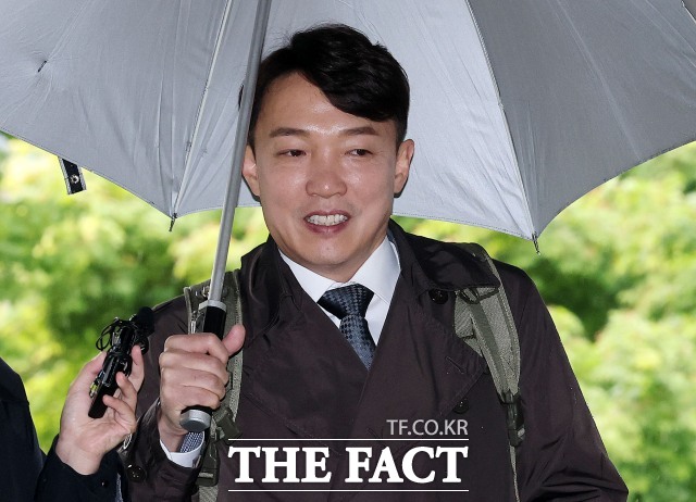 전직 대기업 임원으로부터 리조트 접대를 받고 자녀 교육을 위해 위장전입한 혐의를 받는 이정섭 대전고등검찰청 검사가 9일 서울 서초구 서울중앙지방법원에서 열리는 1차 공판에 출석하고 있다./뉴시스