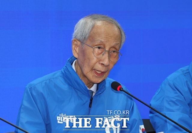 윤여준 더불어민주당 총괄선거대책위원장이 9일 오전 서울 여의도 더불어민주당 중앙당사에서 열린 중앙선거대책위원회의에서 발언하고 있다. /뉴시스