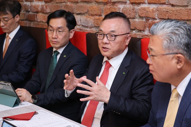 황주호 한국수력원자력 사장(가운데)은 지난 8일(현지시각) 체코 프라하에서 산업통상자원부 공동취재단과 만나 체코가 탄소중립을 위해 석탄 발전소를 일정 기한 내 폐쇄해야 하는 만큼, 전력을 대체하기 위한 시간이 별로 없다며 조금 지연이 있지만 잘 해결(본계약)될 것으로 예상한다고 말했다. / 산업부 공동취재단
