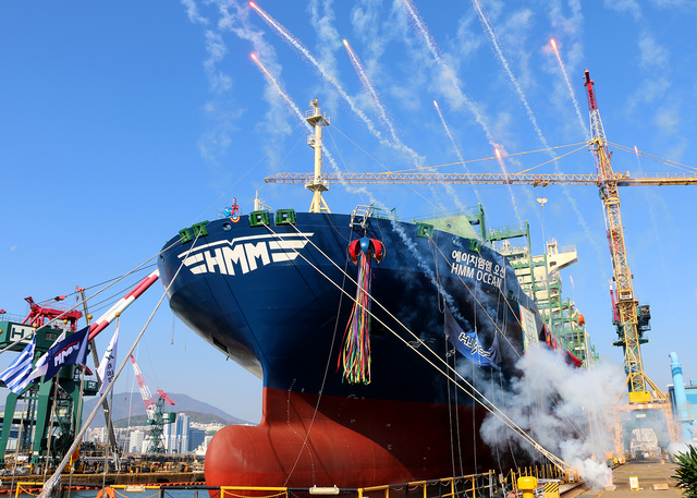 산업통상자원부는 9일 ‘액화수소 운반선 추진단’을 구성하고 부산 벡스코에서 출범식을 개최했다. 사진은 지난해 11월 21일 부산 영도조선에서 열린 7700TEU급 LNG DF(이중연료) 컨테이너선 명명식. / 뉴시스
