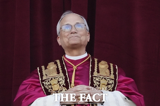 8일(현지시간) 바티칸 성 베드로 대성전 강복의 발코니에서 제267대 교황 레오 14세가 하늘을 올려다보고 있다. /AP.뉴시스