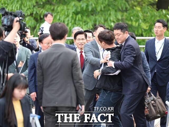 김문수 국민의힘 대선 후보가 지난 8일 한덕수 무소속 대선 후보와의 단일화 회동을 위해 나서던 중 한 남성으로부터 항의를 받고 있다. 이 남성은