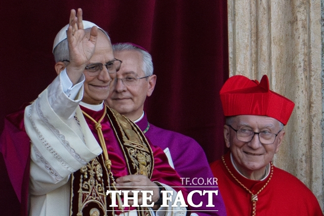 8일(현지시간) 미국의 레오 14세가 제267대 교황으로 선출된 직후 바티칸 성베드로 대성당 중앙 강복의 발코니에서 인사하고 있다. /AP.뉴시스