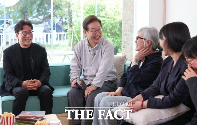 이재명 민주당 대통령 후보가 2차 골목골목 경청투어 마지막 날인 7일 오후 전북 전주시의 카페에서 '영화와 드라마, 정치가 그리는 미래의 스크린' K-콘텐츠 산업 진흥 간담회를 하고 있다. 왼쪽부터 윤제균 감독, 이 후보, 김은숙 작가, 박해영 작가, 정주리 감독. /뉴시스