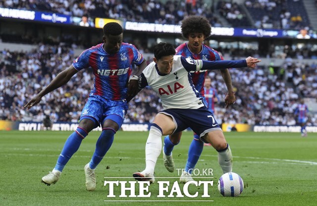 토트넘의 캡틴 손흥민(가운데)이 11일 크리스탈 팰리스와 2024~2025 EPL 36라운드 홈 경기에 후반 32분 교체 투입돼 볼을 다투고 있다./런던=AP.뉴시스