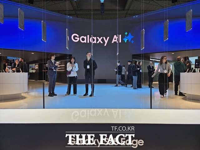 지난 3월 스페인 바르셀로나에서 열린 MWC 2025 행사장 내 삼성전자 부스에서 갤럭시S25 엣지가 전시돼 있다. /뉴시스