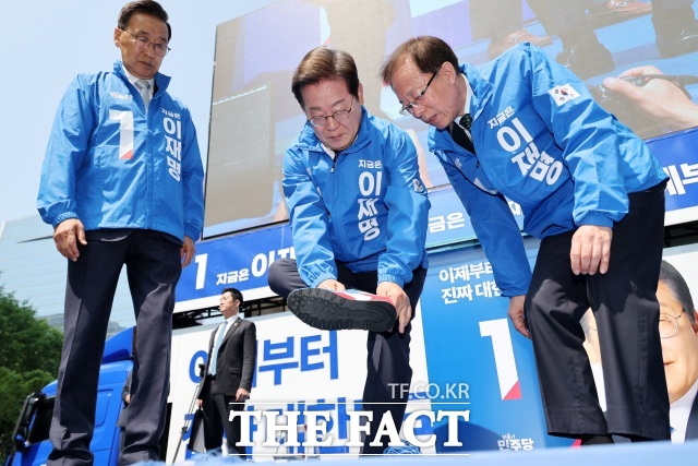 이재명 더불어민주당 대선후보가 제21대 대통령선거 공식 선거운동이 시작된 12일 오전 서울 종로구 광화문광장에서 열린 중앙선거대책위원회 출정식에서 운동화를 신고 있다. /뉴시스