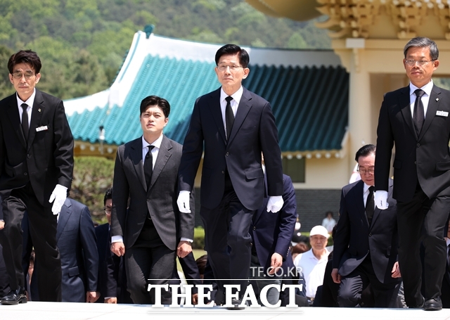 김문수 국민의힘 대통령 후보가 12일 호국보훈 사업과 정신을 높이는 것이 국정 최우선 과제라고 밝혔다. 사진은 김 후보(가운데)가 12일 대전 유성구 국립대전현충원을 찾아 현충탑으로 향하고 있는 모습. /뉴시스