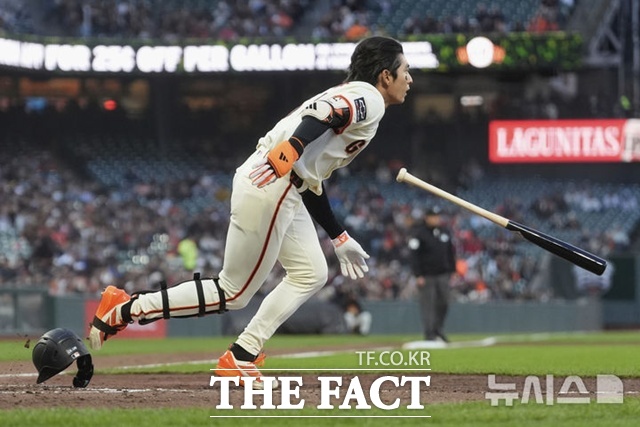 이정후가 13일(한국시간) 애리조나전에서 4회말 우전 안타를 때린 뒤 타구를 바라보고 있다. /샌프란시스코=AP.뉴시스