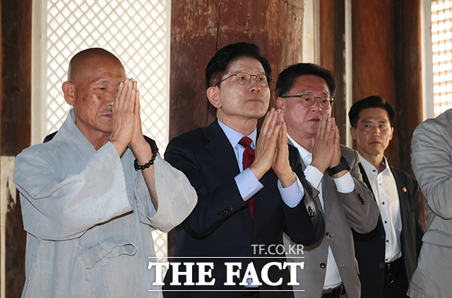 김문수 국민의힘 대선 후보(가운데)가 14일 오후 경남 양산 통도사를 찾아 합장을 하고 있다. /뉴시스