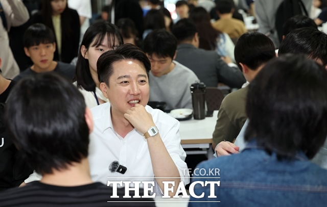 이준석 개혁신당 대선 후보가 윤석열이라는 제정신이 아닌 사람을 두고 여소야대에서 협치가 안된다고 생각하는 것이라며 신랄하게 비판했다. 이 후보가 14일 부산 금정구 부산대학교 학생식당에서 학생들과 대화하고 있다. /뉴시스