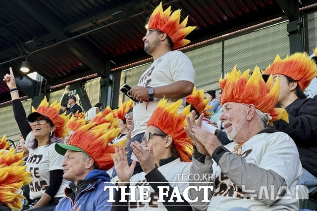 15일(한국시간) 애리조나와의 홈경기에서 이정후 팬클럽 후리건스(Hoo Lee Gans)가 열띤 응원을 보내고 있다. /샌프란시스코=AP.뉴시스