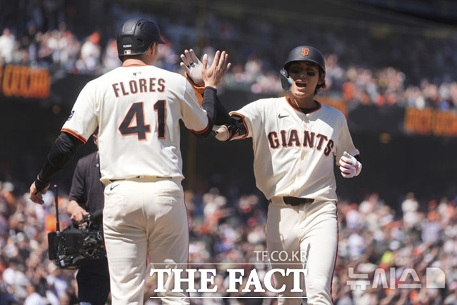 이정후가 15일(한국시간) 애리조나전서 7회말 추격의 우월 2점 홈런을 날린 뒤 홈에서 앞선 주자 윌머 플로레스의 환영을 받고 있다. /샌프란시스코=AP.뉴시스