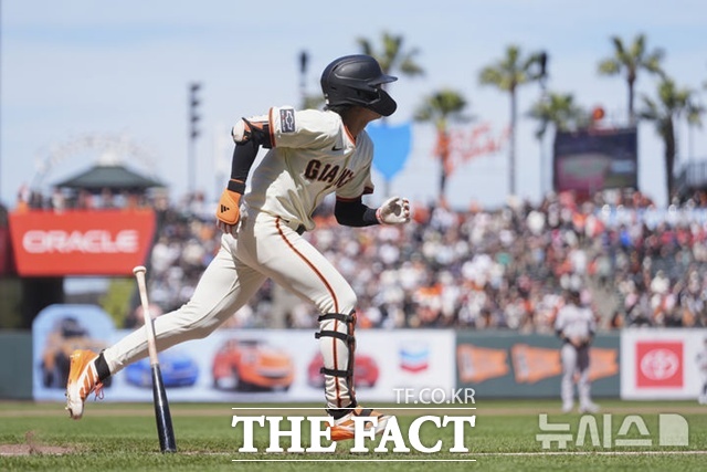 이정후가 15일(한국시간) 애리조나전서 7회말 우월 2점 홈런을 날린 뒤 힘차게 1루로 뛰어 나가고 있다. /샌프란시스코=AP.뉴시스