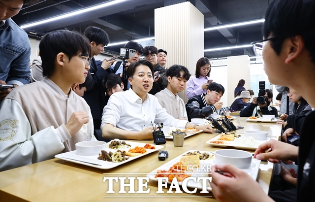 이준석 개혁신당 대선 후보가 이재명 후보를 향해 후보 토론회 제안에 응하지 않는 것 아니냐고 의심의 눈초리를 보냈다. 이 후보가 15일 서울 서초구 서울교육대학교 학생회관에서 학생들과 식사하며 대화를 하고 있다. /뉴시스