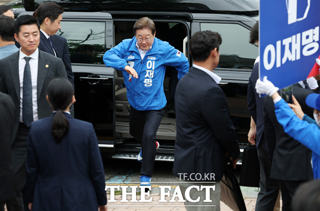 이재명 더불어민주당 대선 후보가 16일 전북 군산시 구시청광장에서 열린 유세에 도착해 차량에서 내리고 있다. /군산=뉴시스