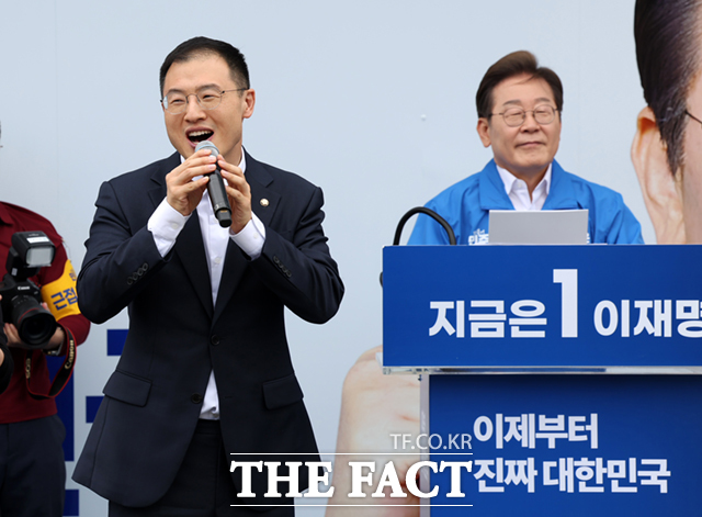 이재명 더불어민주당 대선후보 지지 선언을 한 김상욱 무소속 의원이 16일 전북 익산시 익산역 동부광장에서 열린 이 후보 유세에서 발언하고 있다. 오른쪽은 이 후보. /익산=뉴시스