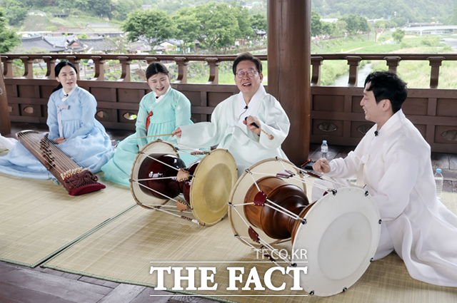 이재명 더불어민주당 대선 후보가 16일 오후 전북특별자치도 전주시 완산구 청연루에서 열린 K-컬처 ‘전통의 소리를 잇다-청년 국악인과의 간담회‘에 참석해 김한샘 판소리고법 이수자로부터 장구를 배우고 있다. /전주=뉴시스