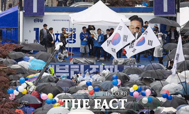 이재명 더불어민주당 대선 후보가 16일 오후 전북 전주시 전북대학교 앞에서 이제부터 진짜 대한민국이 적힌 전주 한지 부채(함죽선)를 들어보이고 있다. /전주=뉴시스