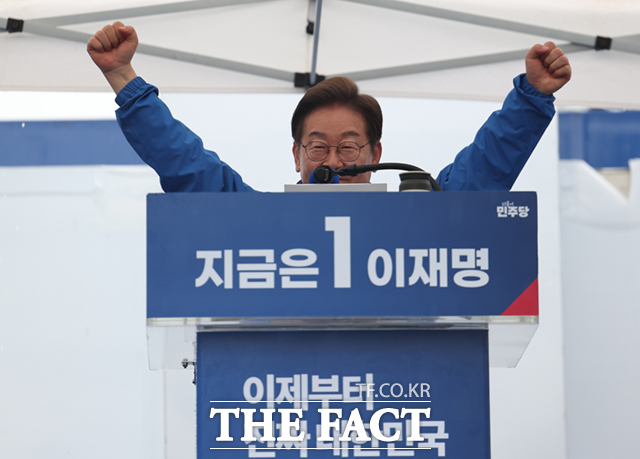 이재명 더불어민주당 대선후보가 16일 전북 전주시 전북대 후문에서 열린 유세에서 주먹을 불끈 쥐고 있다. /전주=뉴시스