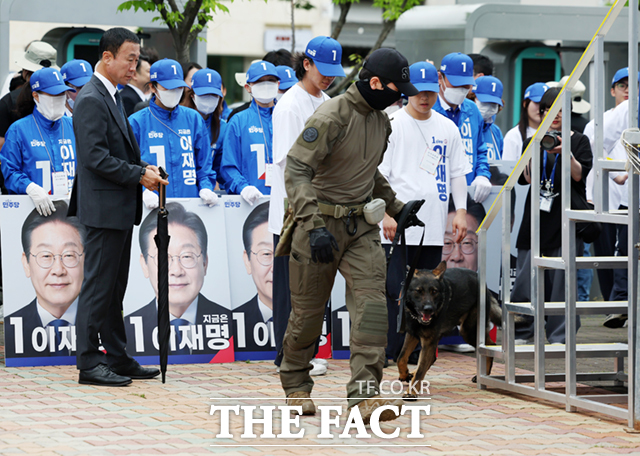 16일 전북 군산시 구시청광장에서 열린 이재명 더불어민주당 대선 후보 유세에서 이 후보 도착 전 경찰특공대가 탐지견과 유세차량 주변을 탐색하고 있다. /군산=뉴시스