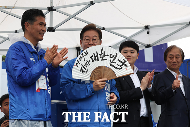 이재명 더불어민주당 대선후보가 16일 전북 전주시 전북대 후문에서 열린 유세에서 이제부터 진짜 대한민국이라고 적힌 부채(합죽선)을 선물받아 들어보이고 있다. /전주=뉴시스