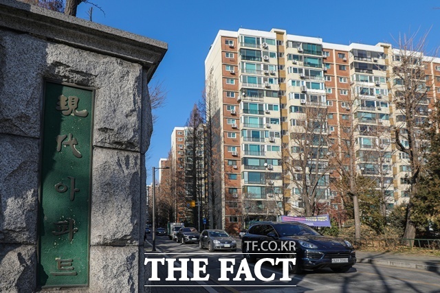 압구정2구역 재건축 조합은 다음달 18일 시공사 입찰공고를 내고 9월 총회에서 시공사를 선정할 예정이다. /뉴시스