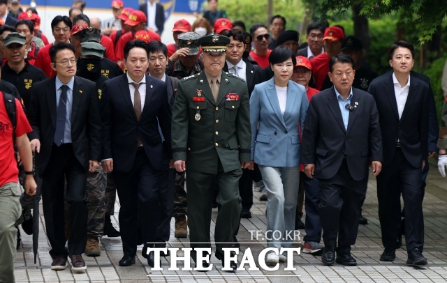 재판부가 박정훈 전 해병대 수사단장(대령) 측이 신청한 윤석열 전 대통령에 대한 증인신청을 보류했다. 박 대령이 16일 서울 서초구 서울고등법원에서 열린 채상병 사건 관련 항소심 2차 공판준비기일에 출석하고 있다. 왼쪽부터 더불어민주당 박주민 의원, 임태훈 군인권센터 소장, 박 대령, 더불어민주당 전현희, 김병주 의원, 이준석 개혁신당 대선 후보. /뉴시스